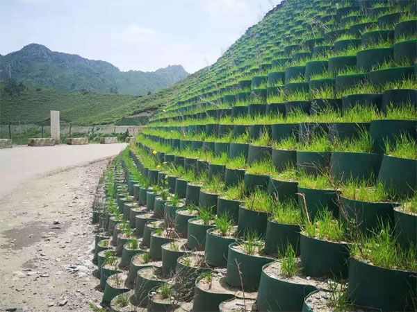 土工格室-祁連山格室山體護坡.jpg